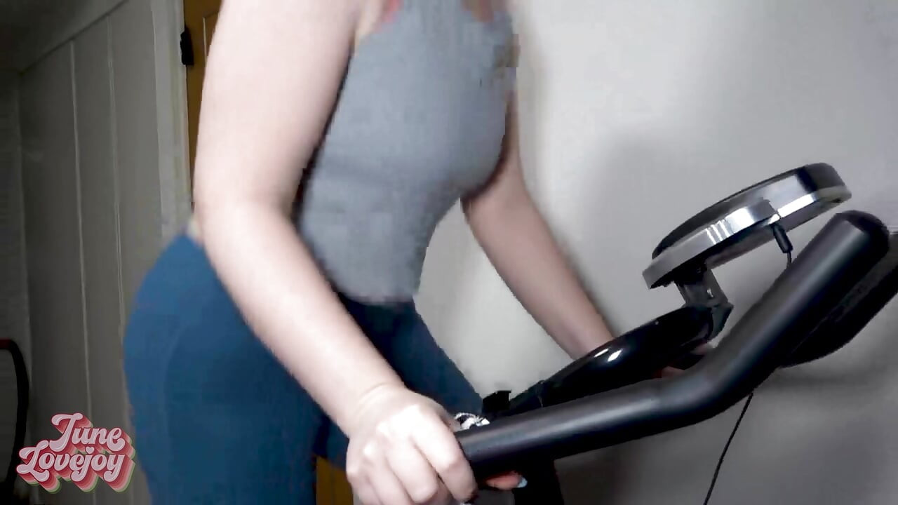 Zpocené cvičení skončí intenzivním, když šukám na kole (celé video na stránkách fanoušků)