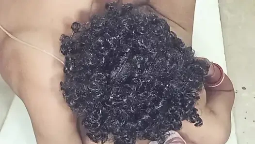 Возбужденная пара дези сосет и трахается, пока они не удовлетворят и коротко кончают на ее живот