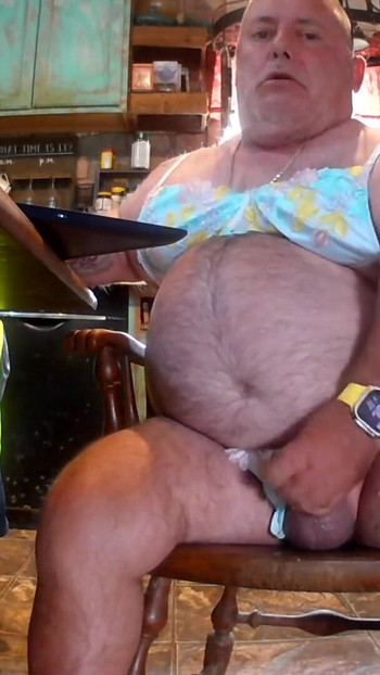 「パンティーとブラジャーを着てチンポをエッジし、精液を食べる」からの素晴らしい瞬間