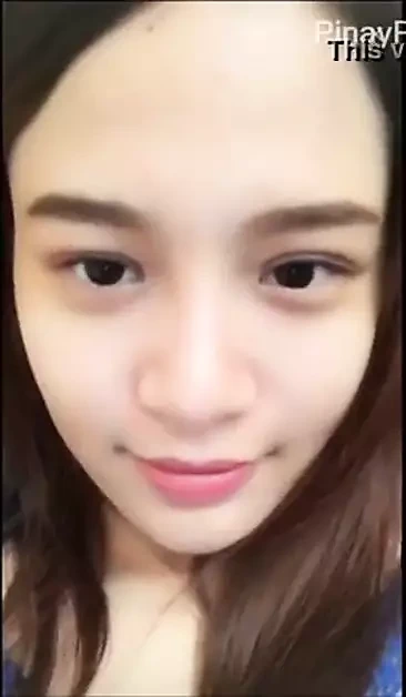 观看华丽的菲律宾女郎在镜头前自慰