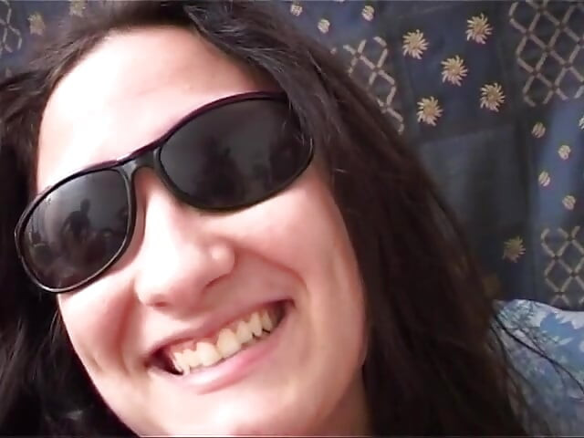 Güneş gözlüklü amatör esmer bir grup eş değiştiren tarafından sikiliyor ve filme alındı - videoda 2 sahne