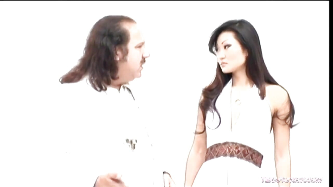 Lucy Lee, Asiatique sexy, se fait défoncer par tous les trous avec une double pénétration