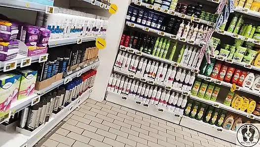 Crazy Rebeca Addams in jeans Buttcrack im Supermarkt