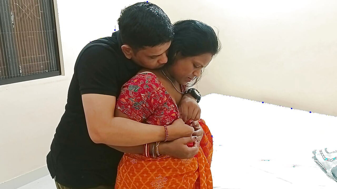Beautiful Indian Bhabhi Hardcore Sex with Brother in Law at Home in Sexy Saree