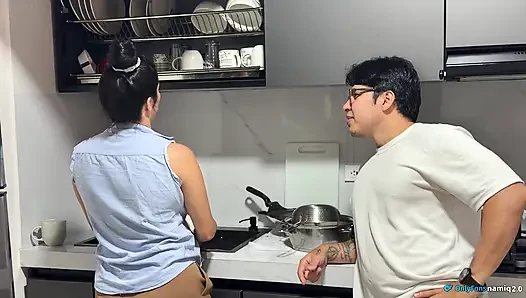 Ngentot penuh gairah di dapur sama istri semok latina dengan memek merah muda!