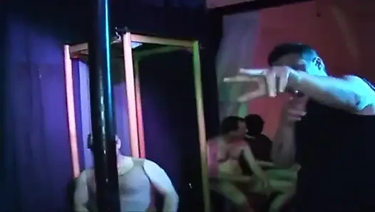 Olgun hatun vahşi grup pound'unda genişliyor