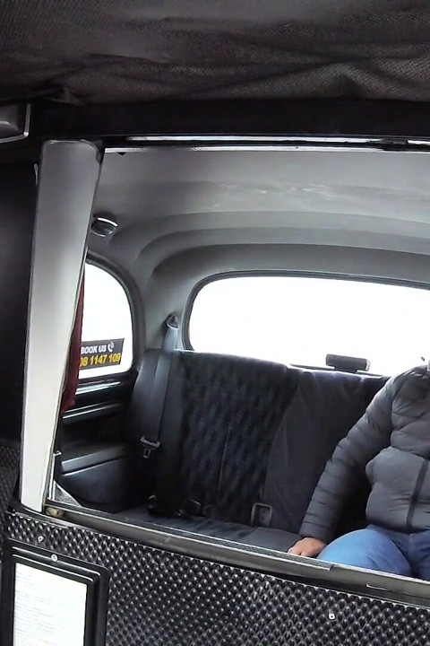 Kvinnelig falsk taxi - Lady Driver suger og knuller kuk