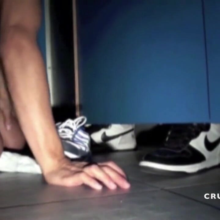 穿著運動鞋在榮耀洞裡屈服，吸吮超大雞巴