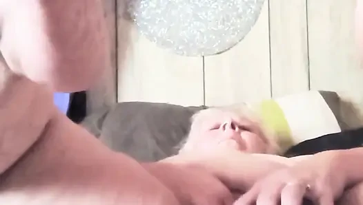 Memek becek cewek ini dientot habis-habisan sama kontol besar pria kulit hitam sampai muncrat