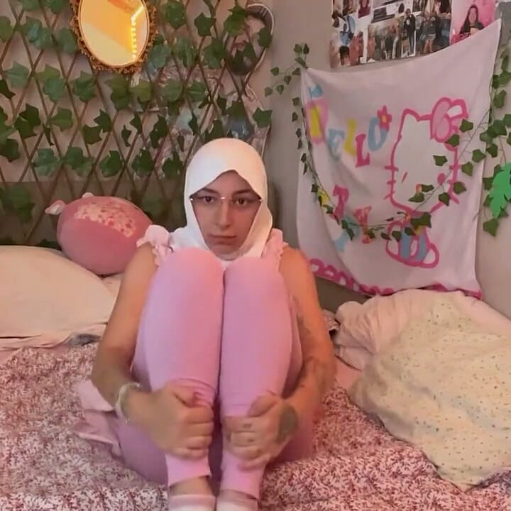 muslim- yoga- in- hijab- in- bed