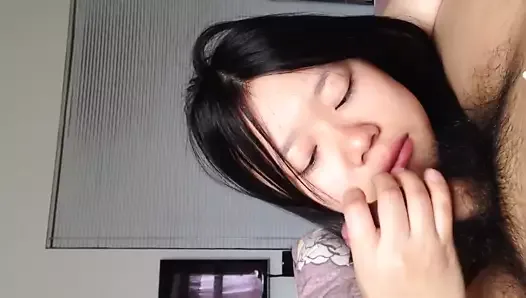 Sexe coquin d&#39;une jolie petite amie chinoise, pipe, léchage de corps