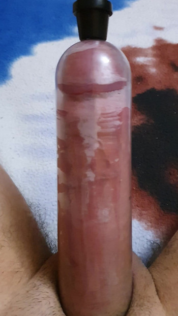 大きなチンポを突き動かす