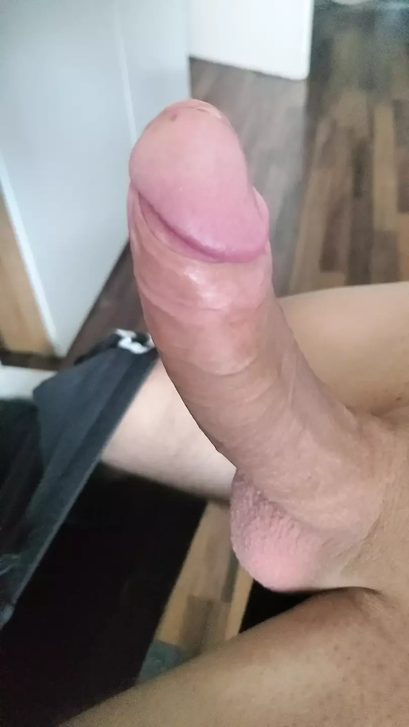 Güzel tıraşlı yarakla mastürbasyon yapıyor