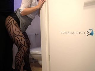 Горячую секретаршу трахнули в офисном туалете - бизнес-сучка