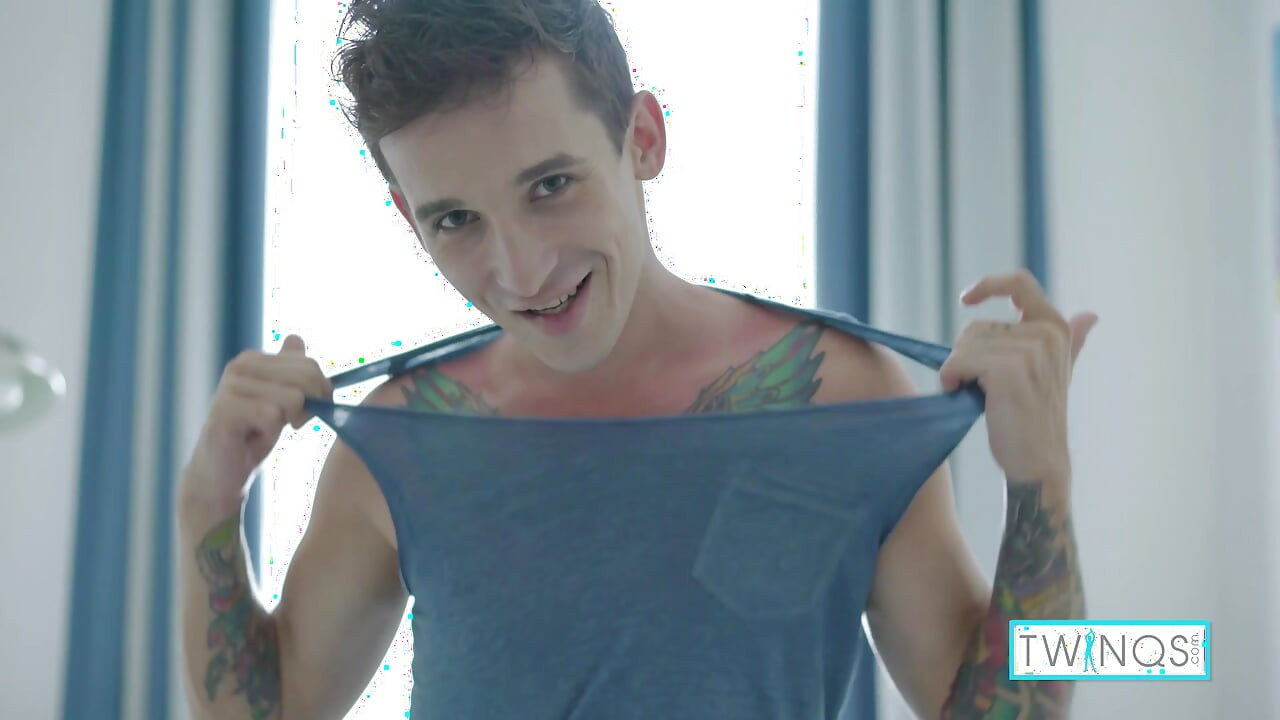 紋身小可愛諾亞A把一個大胖假陽具塞進他濕透的屁股！