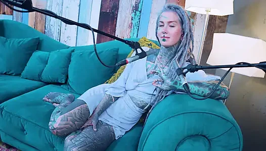 J - Jelousy hakkında konuşuyorum - asmr podcast sfw konuşuyor gotik sıska kız dreadlocks dövmeli model dövmeli kız