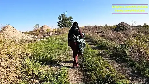 Pembantu nakal menggodaku dengan sapu dan kain sosis di kamar yang berdebu