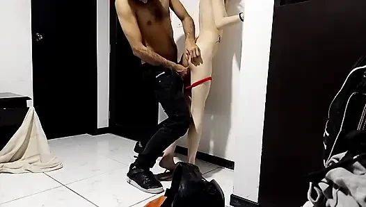 Baru mandi aku menerima kurir dan aku menerima hi... Jadi dia bisa meniduriku, kita lakukan posisi 69 berdiri!!