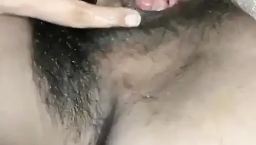 Gadis hot desi mandi dan colok memeknya sendiri