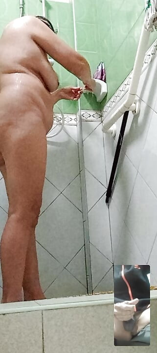 El día 6 de este mes, temprano por la mañana, ella se da un baño.