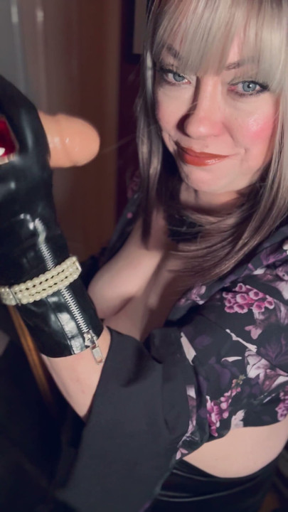 La sexy gótica Tina Snua quiere que te corras mientras la ves chupar y pajear - Dildo BBW Guantes Fetichismo de guantes | Clip 1
