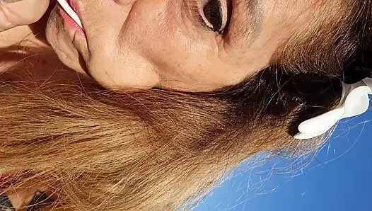 Melissa johnson nyepong dan jilat permen lolipop di pantai