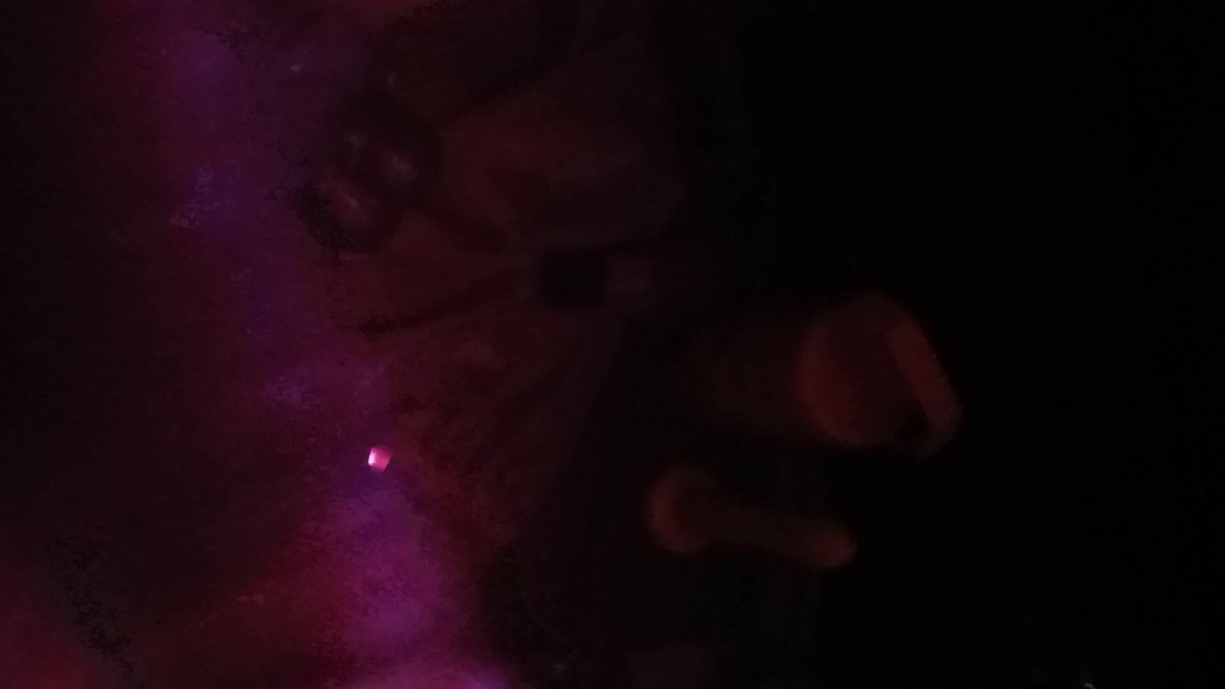 只是一些大黑鸡巴茄子让你欣赏。几乎在它完全勃起。告诉我你的想法。