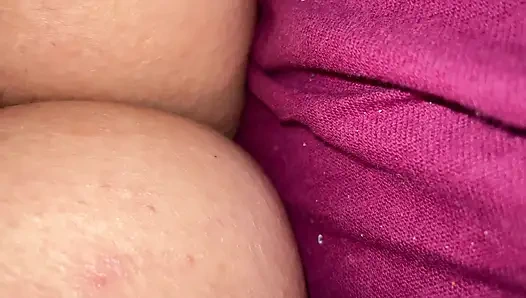 Mollige behaarte Ehefrau bekommt mit Sexspielzeug einen Orgasmus Ehefrau24