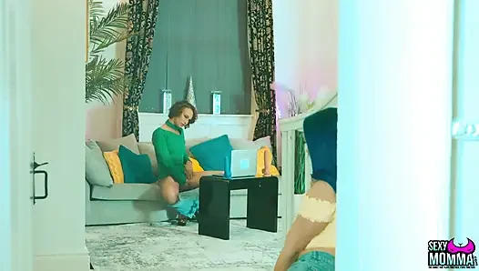 Putri tiri biru menangkap katt secara online!