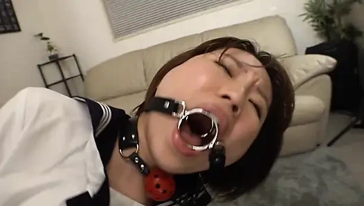 Neon Tokyo azdırıyor, parlak dudaklarla şehirde gezen taze bir taşralı kadın.