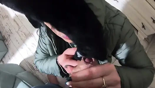 Sıkı tulum, tüylü çizmeler ve döl yalayan bir sonla dağınık gırtlağına kadar alma