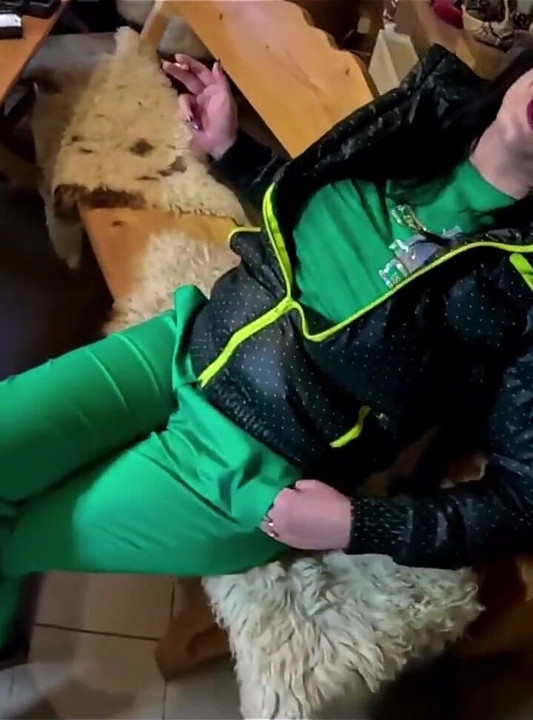 Green downjacket złośliwiec palenie, upokorzenie i niechlujny spust grać