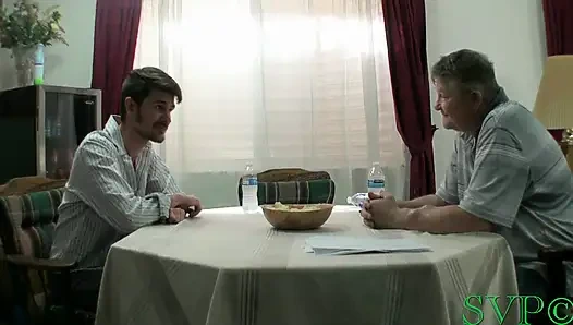 Ofisteki adam büyük memeli gilf sigara içen karımı sikiyor