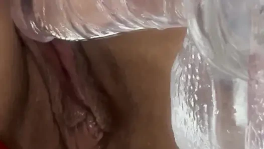 Новая игрушка соблазняет ее мокрую киску