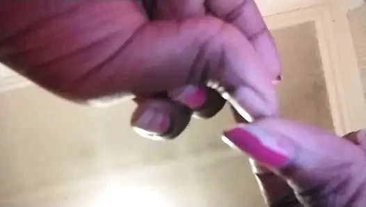 Der versuch, den nagellack auf meinen nägeln zu entfernen, aber scheitert zuerst?