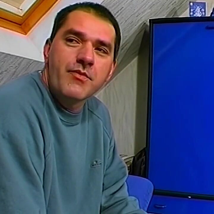 Sarışın bebek amcığını parmaklıyor ve yüzüne büyük boşalma
