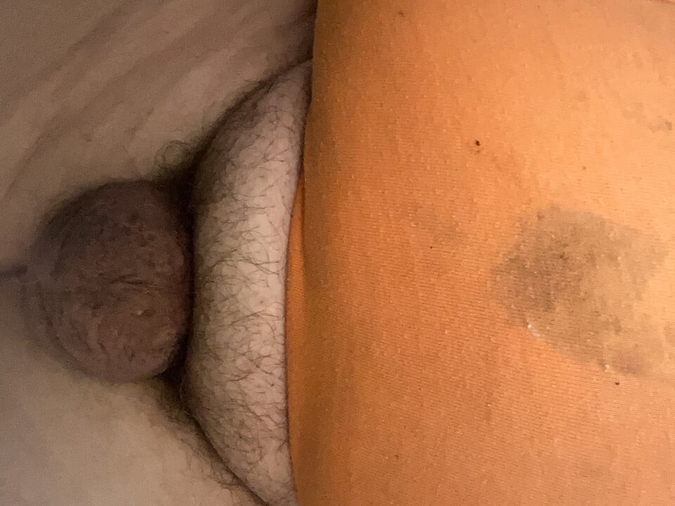 Vibrator je natjerao moj mikro kurac da svrši.veliki testisi mikro penis. Clity cuming.my tvrdi mikro kurac