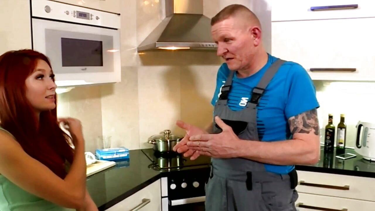 Красивой рыжей немецкой домохозяйке разбивают ее киску на кухне, а затем кончают в рот