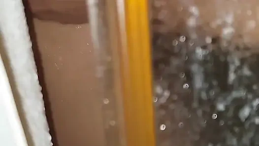 Meine stiefmutter in der dusche erwischt und kann nicht aufhören, mit diesem süßen mädchen über sex nachzudenken