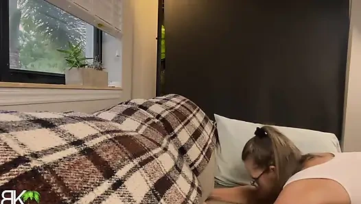 Büyük göt kanepede sıkıştı!