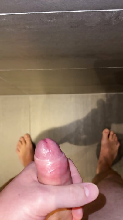 Du sperme partout, tu lécherais le sol ou le mur ?
