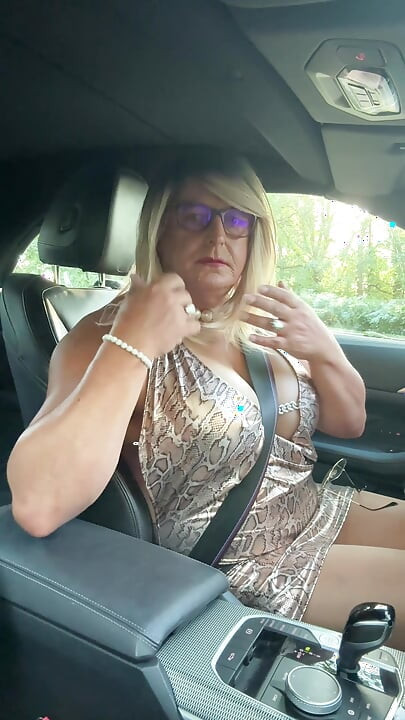 Seksi transvestit kellycd2022 u zlatnoj sjajnoj haljini sa životinjskim uzorkom i štiklama u najlonkama