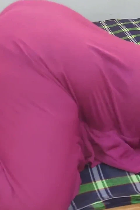 美丽的大屁股和湿逼沙特热继母!