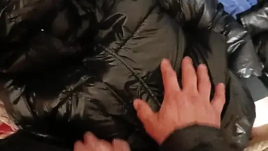 Ceket fetişi - parlak kabarık ceketine oynuyor ve boşalıyor