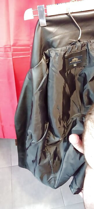 黒いレザーコートの裏地に射精していた