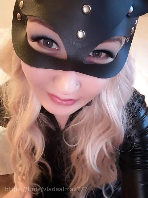 一個金髮變性人玩玩具和牛奶