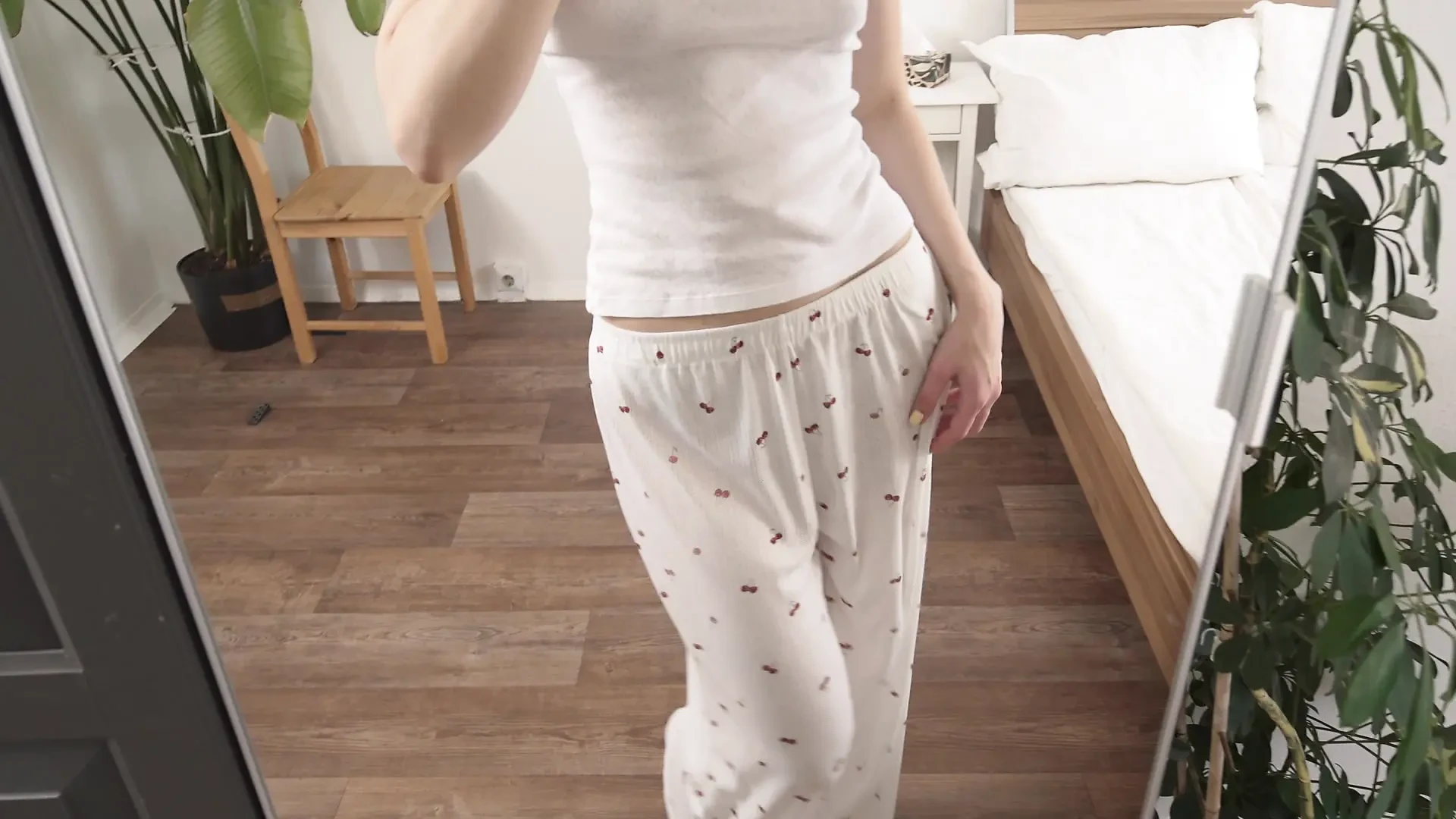 饥渴的女孩喜欢玩弄她甜美湿润的阴户