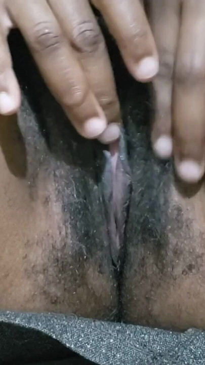 Một người phụ nữ với âm hộ đầy lông trong trang phục thư ký của cô ấy | Clip 1