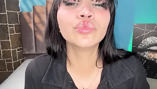Memekku mengkilap di bibirku