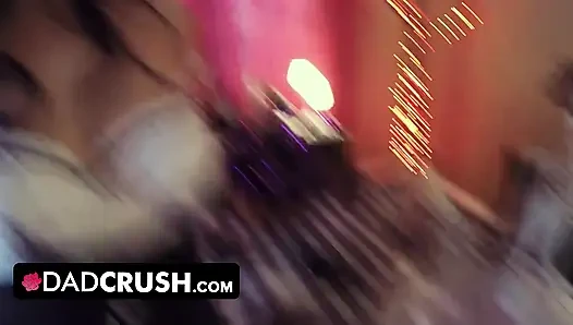 Dadcrush - cewek manis merayakan Holloween dengan memek sempitnya dientot habis-habisan sama kontol besar